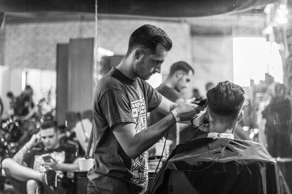fryzjer podczas pracy z kosmetykami ze sklepu fryzjerskiego bellita